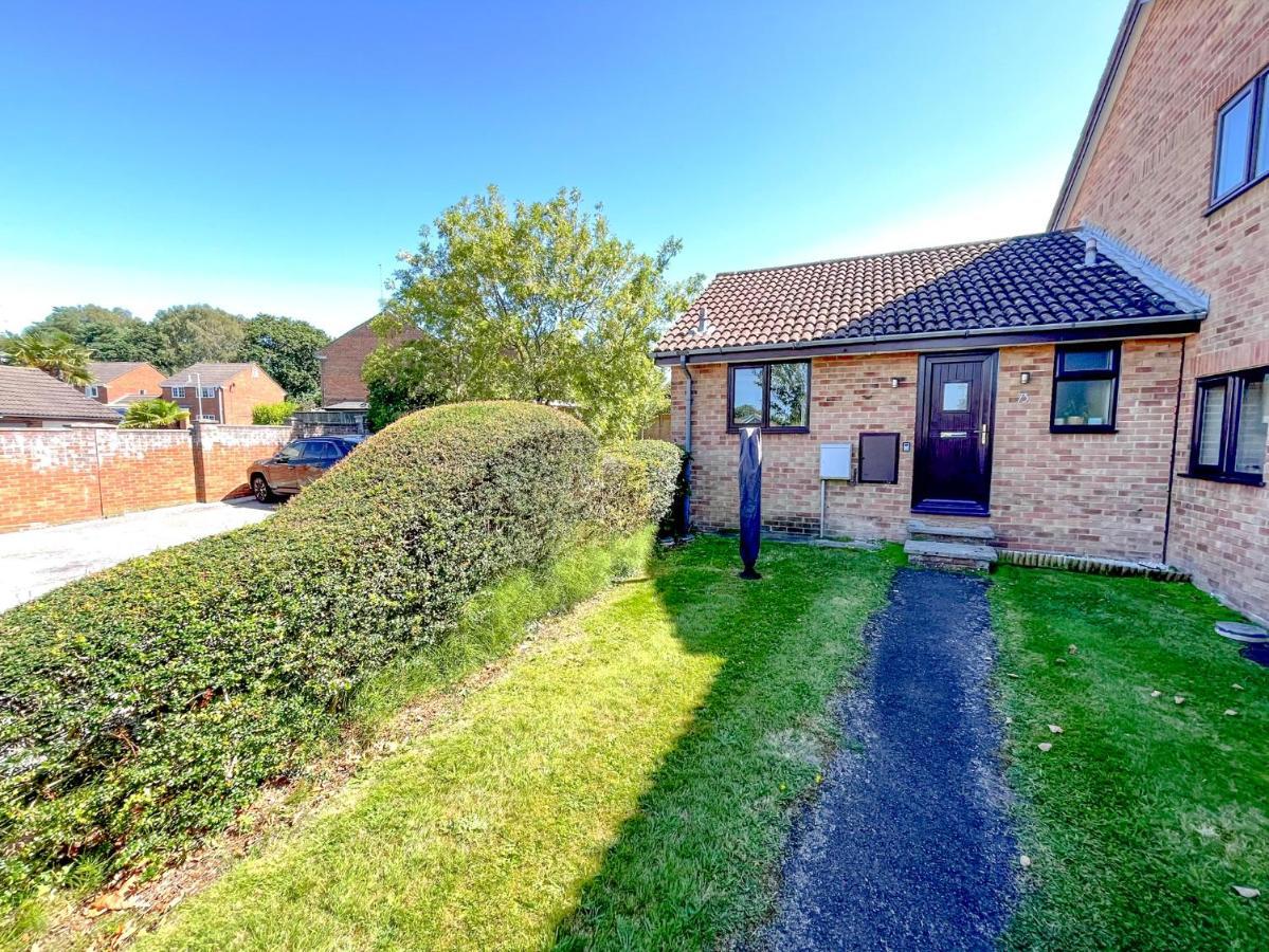 Villa Escape To Tranquil 1 Bed, Poole Canford Magna Exterior foto
